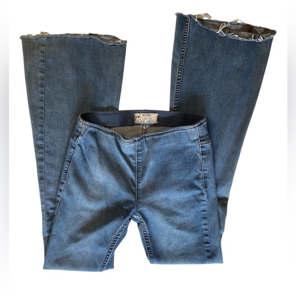 Free People Denim - Free People Pull On Jeans, Flared Leg, Size 25, Frayed Hem, Flat Front, Comfy!